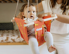 Balançoire d'intérieur pour bébé : un accessoire fun pour s'amuser quand il pleut